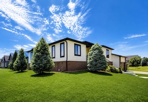 Exterior - Upscale Fully Furnished Home - Ideal for 90+ Day Executive Stays (Lincoln)