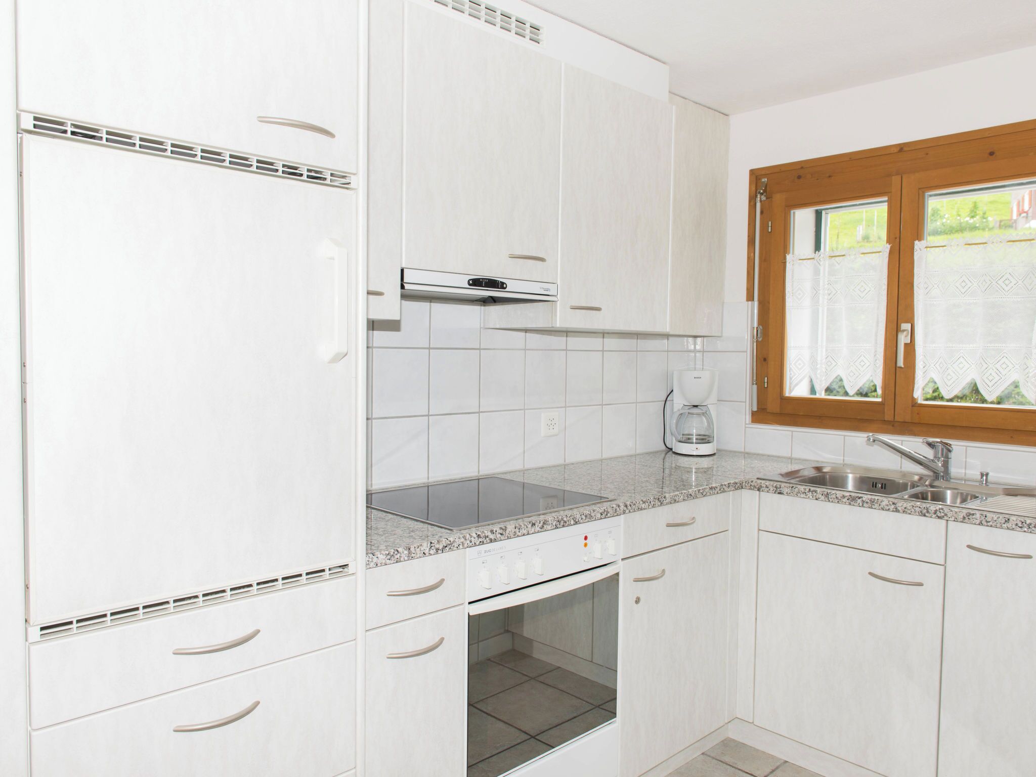 Refrigerador, horno y utensilios de cocina 