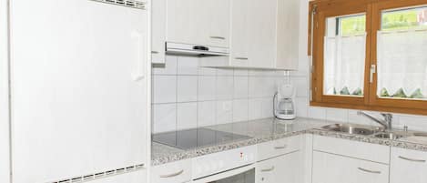 冷蔵庫、オーブン、調理器具と食器