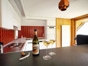 Kühlschrank, Ofen, Geschirrspüler, Kochgeschirr/Geschirr/Besteck