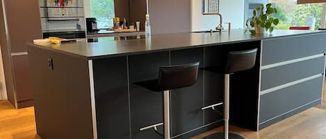 Jääkaappi, uuni, astianpesukone, keittoastiat/astiat/ruokailuvälineet