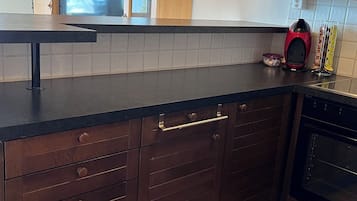 Jääkaappi, mikroaaltouuni, uuni, astianpesukone