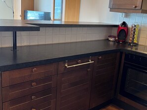 Kjøleskap, mikrobølgeovn, ovn og oppvaskmaskin