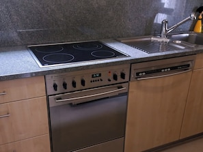 Frigorífico, horno, lavavajillas y utensilios de cocina