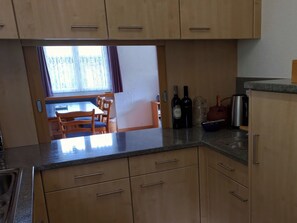 Frigorífico, horno, lavavajillas y utensilios de cocina