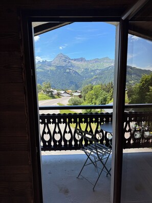 Ein Balkon mit Blick auf Berge und eine Straße.