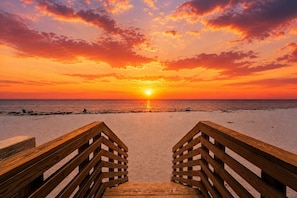 Beach nearby - The Island Terrace Suite at Palm Beach Hotel (Palm Beach)