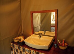 Kamar Double atau Twin, pemandangan gunung | Kamar mandi | Sandal