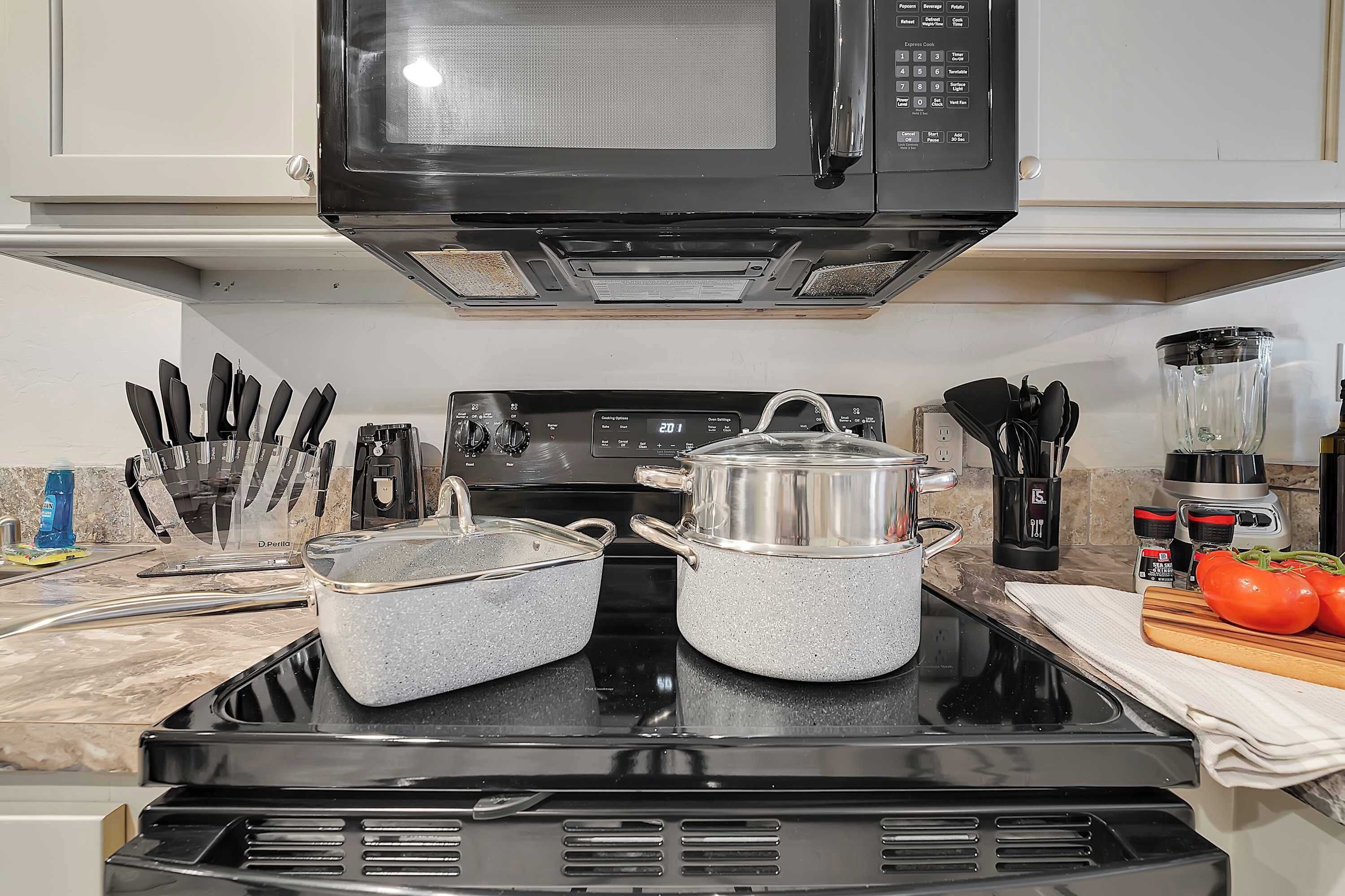 Wasserkocher mit Kaffee-/Teezubehör, Kühlschrank, Mikrowelle, Ofen