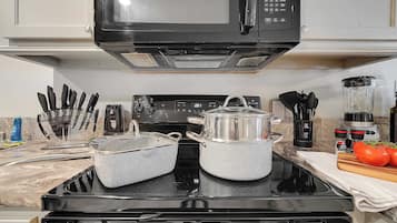Wasserkocher mit Kaffee-/Teezubehör, Kühlschrank, Mikrowelle, Ofen