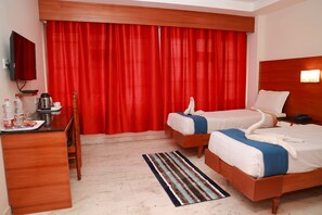 Luxury-Zimmer, Stadtblick | Zimmersafe, Schreibtisch, laptopgeeigneter Arbeitsplatz