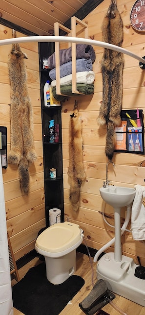 Towels, soap, toilet paper - Whippoorwill off grid hike in tiny cabin retreat in tranquil Long Bottom getaway (Long Bottom)
