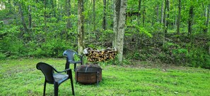 Property grounds - Whippoorwill off grid hike in tiny cabin retreat in tranquil Long Bottom getaway (Long Bottom)