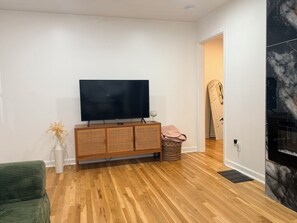 Smart TV - Quiet 2-bedroom unit in Atlanta close to city life (Atlanta)