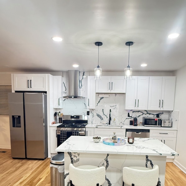 Private kitchen - Quiet 2-bedroom unit in Atlanta close to city life (Atlanta)