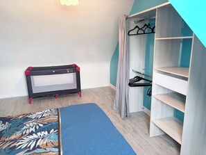 2 bedrooms, travel crib - Ty Ar Méné Vacation Rental (Lohuec)