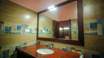 Standard Double Room | Bathroom | Towels, toilet paper