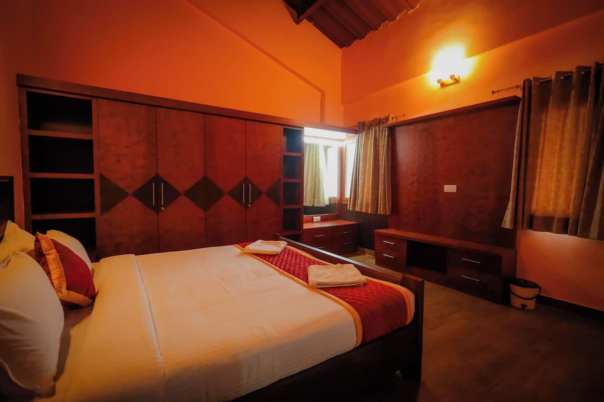 Ein Hotelzimmer mit einem großen Bett, einem Kleiderschrank und einem Spiegel.