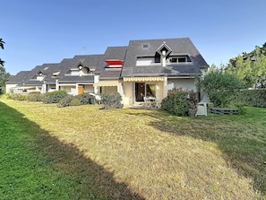 A residential building with multiple units, a covered patio, and a well-maintained lawn. - Salicornia by Interhome (Carnac)