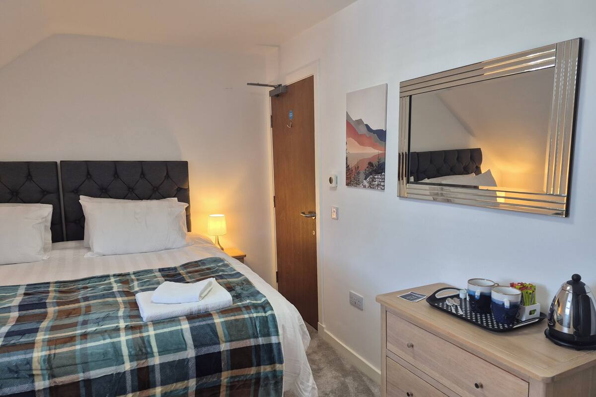 Habitación clásica con 1 cama matrimonial o 2 individuales | Tabla de planchar con plancha y wifi gratis