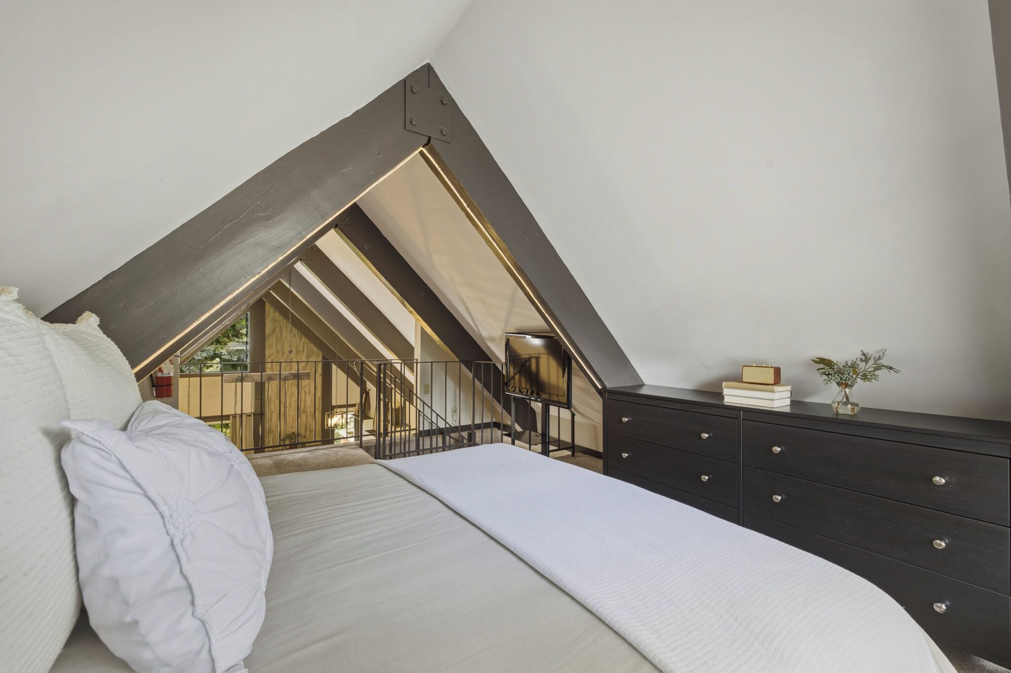 3 bedrooms, desk, iron/ironing board, WiFi (free)