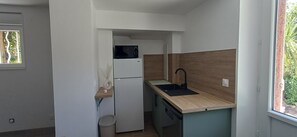 Private kitchen - Apartment in the Boulouris neighborhood, 5 minutes from the ocean and the harbor (Saint-Raphaël)