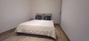 3 bedrooms, Internet, bed sheets - Apartment in the Boulouris neighborhood, 5 minutes from the ocean and the harbor (Saint-Raphaël)