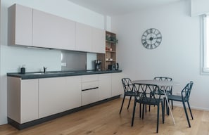 Frigorífico, placa de cocina, lavavajillas y cafetera o tetera