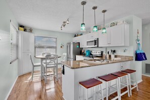 Coffee/tea maker, fridge, microwave, oven - MI Island Time in Anna Maria Island (Holmes Beach)