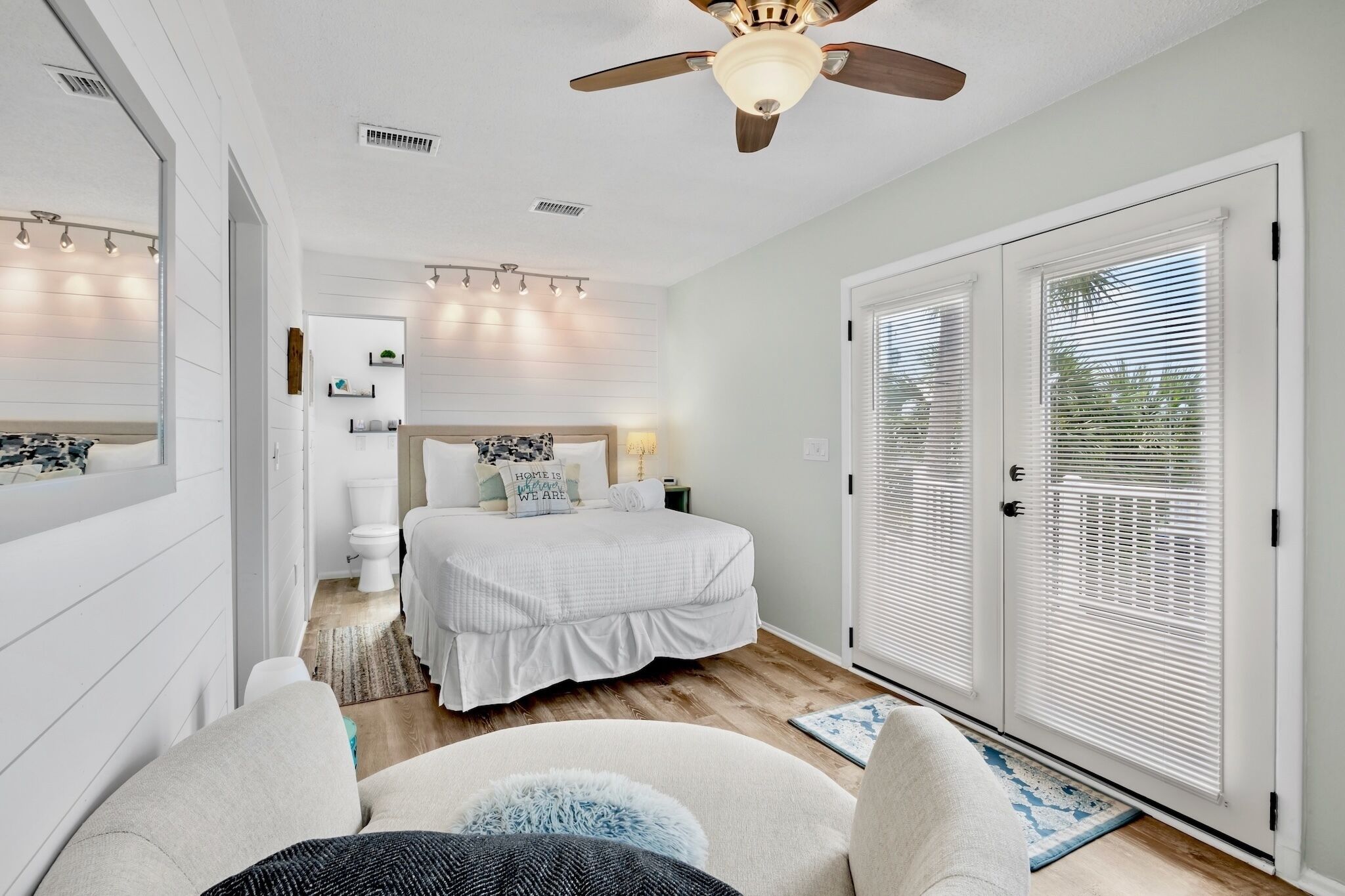 4 bedrooms, desk, iron/ironing board, WiFi (free)
