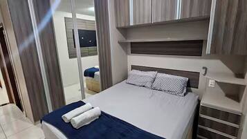 2 quartos, ferros/tábuas de passar roupa, acesso à internet