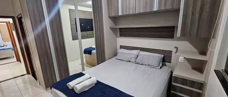 2 habitaciones, tabla de planchar con plancha, internet y ropa de cama