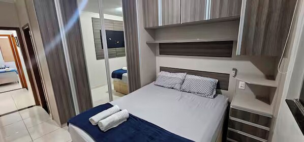 2 habitaciones, tabla de planchar con plancha, internet y ropa de cama