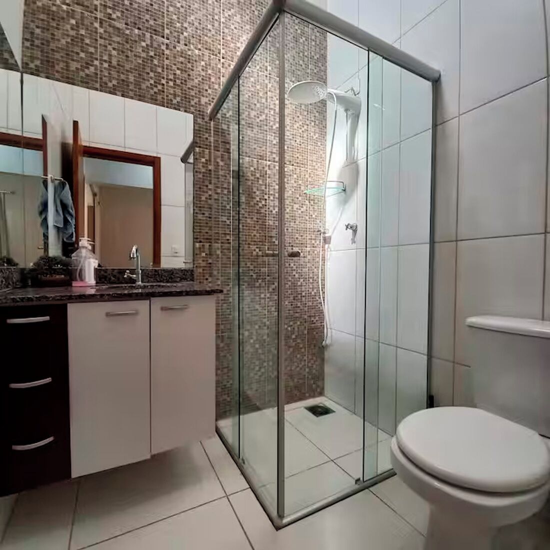 Chuveiro, secador de cabelo, toalhas de banho, papel higiênico
