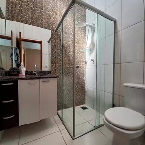 Shower, hair dryer, towels, toilet paper - Cozy house - Near Prudenshopping (Presidente Prudente)