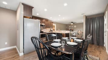 House, Multiple Beds, Garden View (City Park Retreat) | Dining