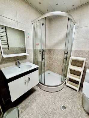 Shower, hair dryer, towels, soap - Near National Park & City Center • Family Home (Ulaanbaatar)
