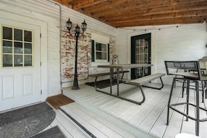 Outdoor dining - Beautiful 3-bedroom house with AC in charming Bridgewater (Bridgewater)