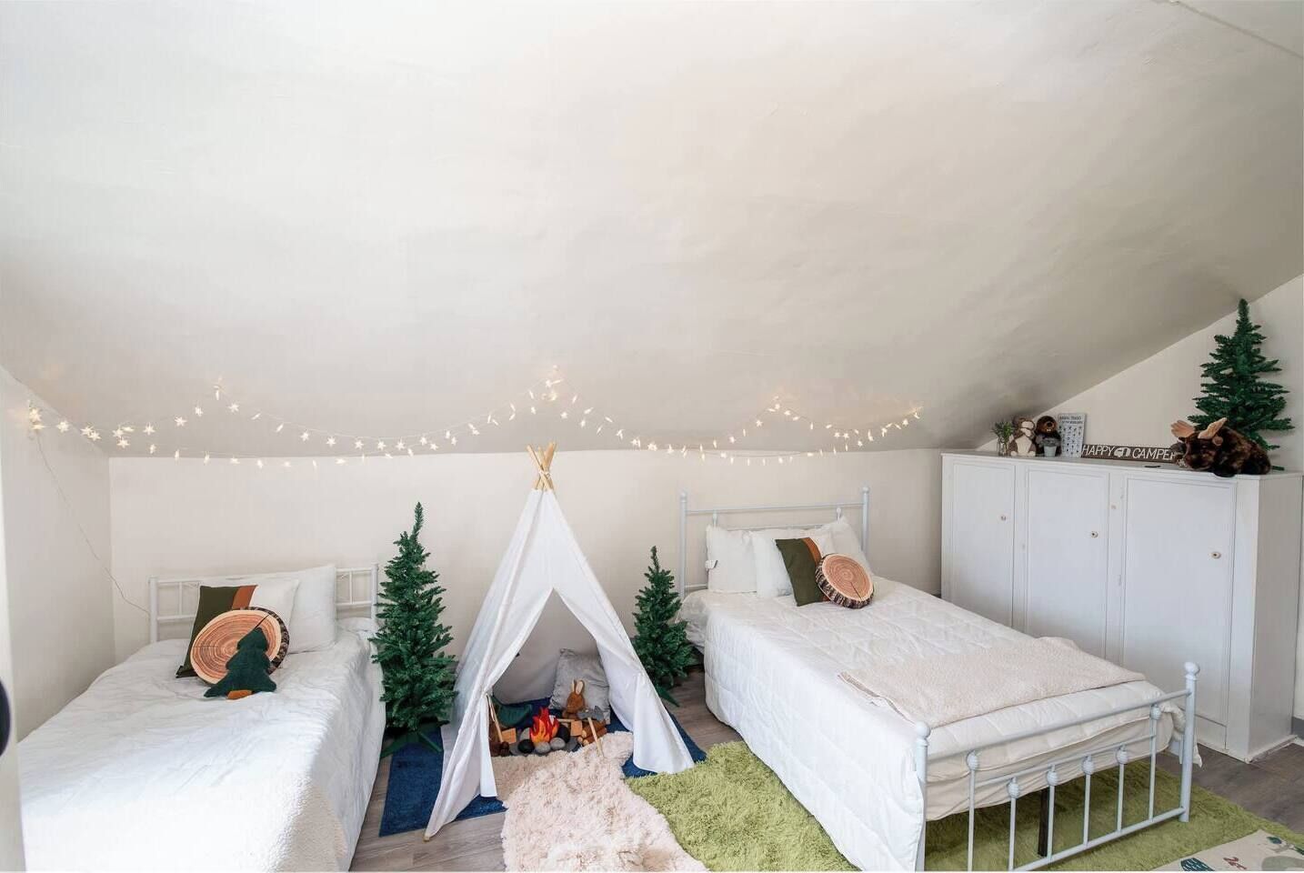 One full bed, one twin, a kids tent with lights