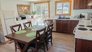 Coffee/tea maker, fridge, microwave, stovetop
