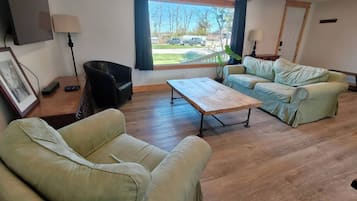 TV, fireplace, stereo