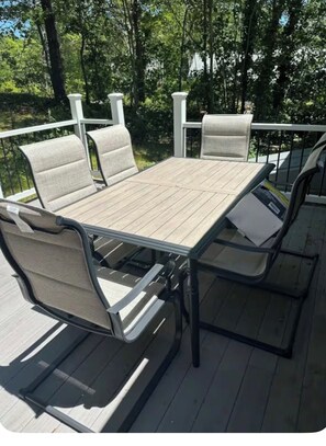 Outdoor dining - Grammy’s Cape Cod Summer House (Brewster)