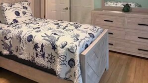 3 bedrooms, WiFi, bed sheets - Grammy’s Cape Cod Summer House (Brewster)
