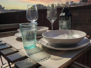 Outdoor dining - Cozy Apartment 100 m from the Battistini Metro Station and Near the Gemelli Hospital (Roma)