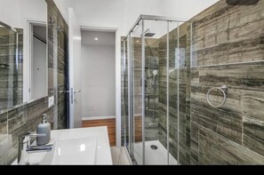 Dusche, Haartrockner, Bidet, Handtücher
