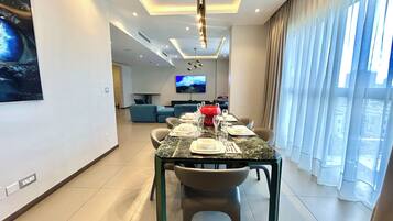 Suite, City View | In-room dining