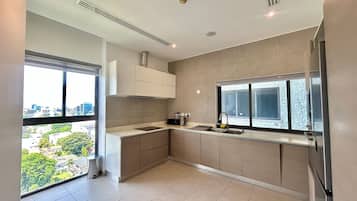 Luxury Penthouse, City View | Private kitchen