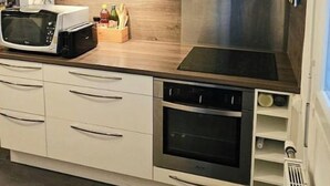 Coffee/tea maker, fridge, microwave, oven - Cathedral View, Private Parking & Terrace - Bright Apartment - 80 m²  (Reims)