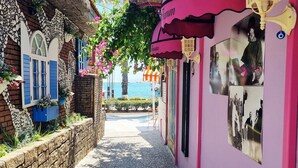 A narrow street with buildings featuring traditional architecture, a clear sky, and a view of the sea. - Marina Fethiye Hanım Bodrum (Bodrum)
