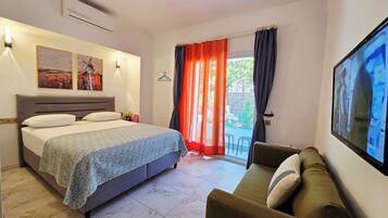 Triple Room, Non Smoking, Balcony | Peralatan tempat tidur premium, Wi-fi percuma, cadar katil